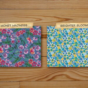 Puede incluir: Dos muestras de tela con patrones florales. La primera muestra es azul con flores rosas y rojas y el texto "MONET MADNESS". La segunda muestra es blanca con flores azules, amarillas y verdes y el texto "BRIGHTER BLOOMS".