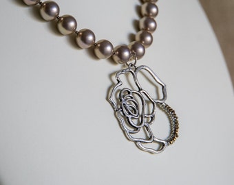Taupe shell pearl necklace with rose pendant