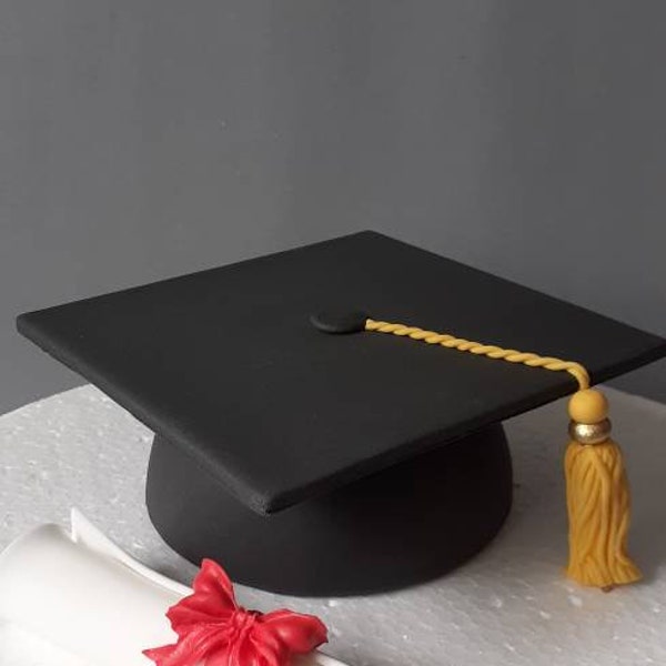 Topper per torta con diploma e cappello di laurea in pasta di gomma fondente