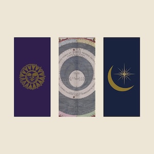 Pode incluir: Três painéis retangulares verticais. O painel esquerdo é roxo escuro com uma ilustração de sol dourado. O painel central apresenta um mapa celeste circular com texto em latim. O painel direito é azul escuro com uma lua crescente dourada.