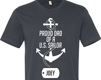 Orgoglioso papà di un marinaio degli Stati Uniti (qualsiasi nome) Camicia Personalizza Cane Tag Regalo Per Papà Papà Papà T-Shirt Natale Compleanno Padri Giorno Uomo Tee - JM56