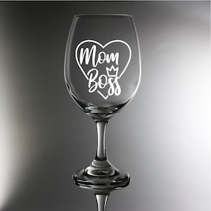Boss Mom Wine Glass - Verre à vin gravé personnalisé - Fête des mères, Message pour elle, Félicitations, 21e anniversaire, Anniversaire, Baby Shower