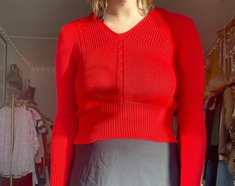 Haut pull tricoté à la main rouge vif des années 1970, manches longues et ajusté, joli motif tricoté