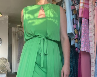 1970s Kelly green silk jersey disco dress with tie waist and back cape detail