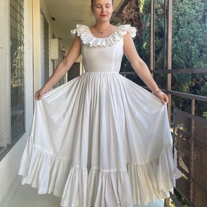 Vestido de princesa con volantes de algodón blanco de la década de 1960, falda enorme y completa, punto suizo