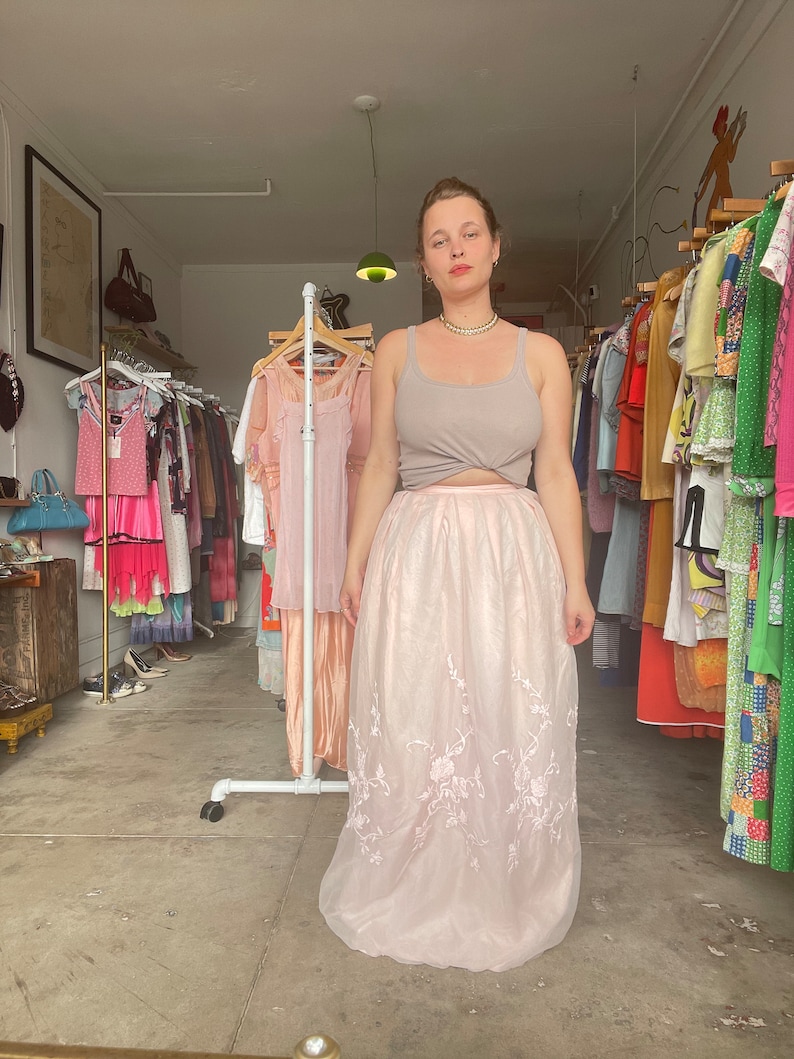 1950s baby pink gauzy silk skirt, very full sweep, floor length, floral embroidered with silk waistband zdjęcie 3