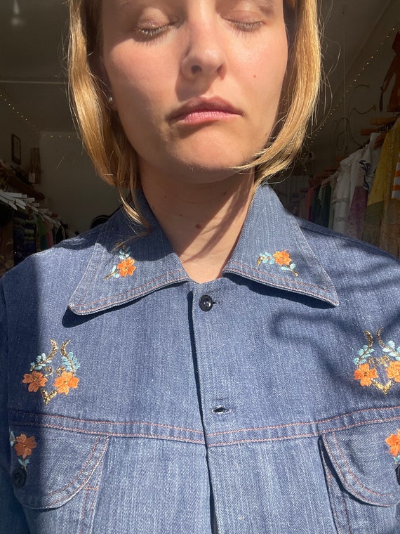 1970s blue denim jacket with multicolored floral … - image 5