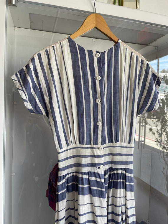 1940s blue and white chevron striped cotton dress… - image 9
