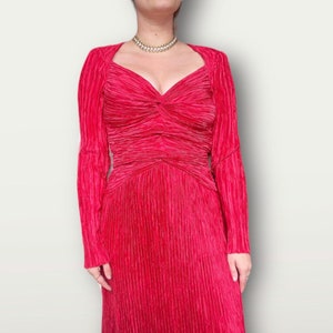 1990s Mary McFadden red plissé pleated dress with sweetheart neckline, long sleeve, structured shoulders
