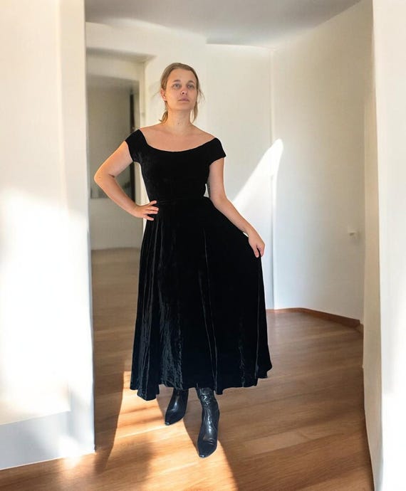 1940s Silky Black Velvet Dress With Nipped-in Waist, Full Circle