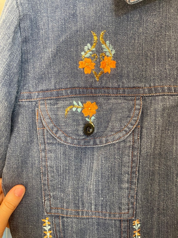 1970s blue denim jacket with multicolored floral … - image 8