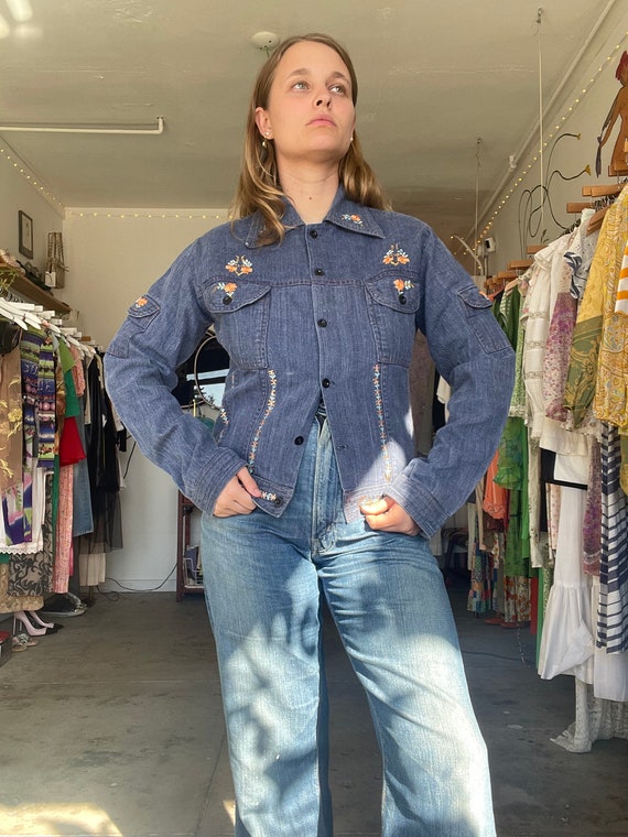 1970s blue denim jacket with multicolored floral … - image 2