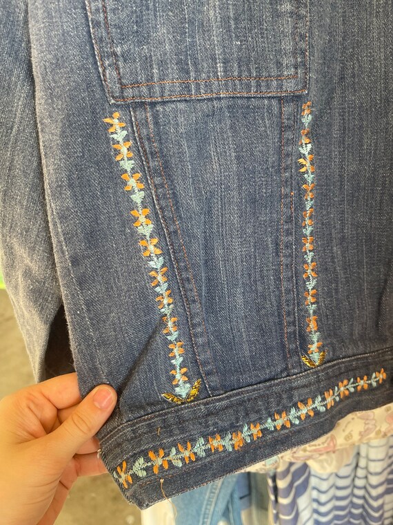 1970s blue denim jacket with multicolored floral … - image 7