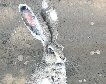 Könnte beinhalten: Ein Aquarellbild eines Weißschwanz-Kaninchens, das auf einem Felsen sitzt. Das Kaninchen hat ein weißes und graues Fell mit schwarzen Flecken. Das Kaninchen schaut nach rechts im Bild.