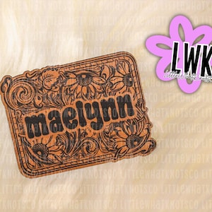 Op de afbeelding: Een rechthoekig houten naamlabel met de naam "maelynn" in vette, zwarte letters. Het label heeft een bloemenontwerp met zonnebloemen en krullen. Het logo "LWK" staat in een roze bloemvorm.
