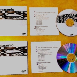 Może przedstawiać: Dwie białe karty instrukcji z czarnym tekstem i czarno-białym obrazkiem DVD. Tekst na kartach brzmi "Włóż DYSK 2 i potwierdź, że wyświetla się 'STOP'" i "Używając pilota Naciśnij przycisk 'SETUP' Przejdź do menu 'DISPLAY' Wybierz 'ON SCREEN MESSAGES' i następnie naciśnij przycisk 'ENTER' Naciśnij przycisk 4 Naciśnij przycisk 3 Naciśnij przycisk 2 Naciśnij przycisk 1 Pojawi się okno hasła Typ: 3190 Naciśnij dwukrotnie 'ENTER' Dysk zostanie odczytany po zakończeniu usuń dysk Zakończono". Pokazane są również dwa DVD, jedno jest białe z czarnym tekstem, a drugie jest srebrnym dyskiem z efektem tęczy.