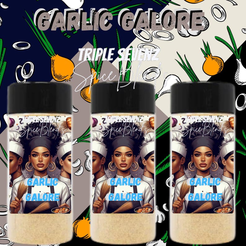 Puede incluir: Tres frascos de vidrio de mezcla de condimento de ajo con tapas negras. Los frascos tienen una etiqueta con una ilustraci&oacute;n de dibujos animados de una mujer con un gorro de cocinero y sosteniendo un batidor. La etiqueta dice "Triple Sevenz Spice Blend" y "Garlic Galore".
