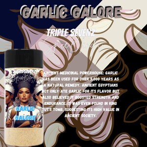 Puede incluir: Una imagen en blanco y negro de un tarro de especias con una etiqueta que dice "Triple Sevenz Spice Blend Garlic Galore". La etiqueta tambi&eacute;n incluye un dibujo de tres mujeres con gorros de chef. El tarro est&aacute; lleno de una mezcla de especias de color marr&oacute;n claro. El fondo es un collage de dientes de ajo.