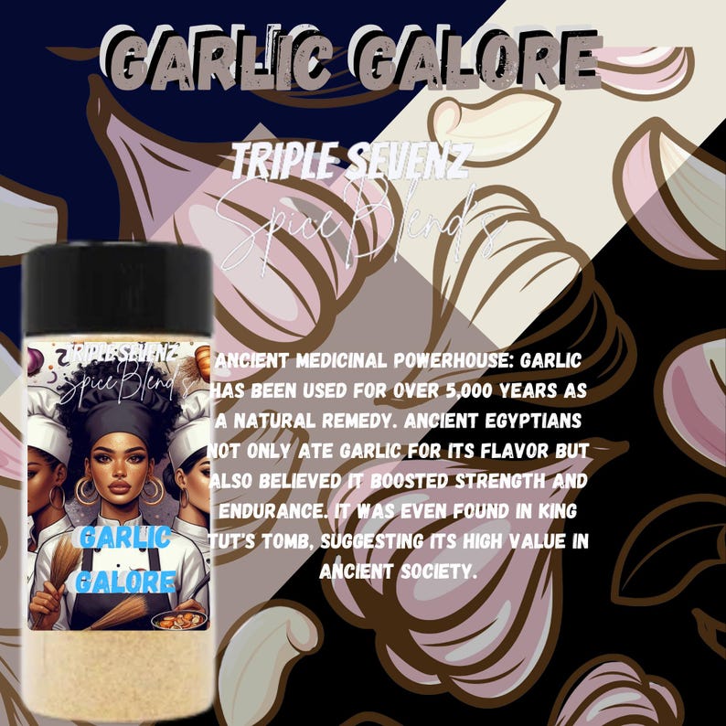 Puede incluir: Una imagen en blanco y negro de un tarro de especias con una etiqueta que dice "Triple Sevenz Spice Blend Garlic Galore". La etiqueta tambi&eacute;n incluye un dibujo de tres mujeres con gorros de chef. El tarro est&aacute; lleno de una mezcla de especias de color marr&oacute;n claro. El fondo es un collage de dientes de ajo.