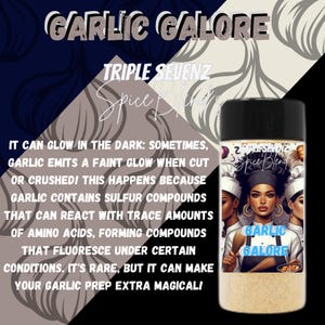 Puede incluir: Un frasco de vidrio con tapa negra lleno de una mezcla de especias de color marr&oacute;n claro. El frasco tiene una etiqueta que dice "Triple Sevenz Spice Blend" y "Garlic Galore". La etiqueta tambi&eacute;n presenta una ilustraci&oacute;n de dibujos animados de tres mujeres con gorros de chef y sosteniendo ajo.