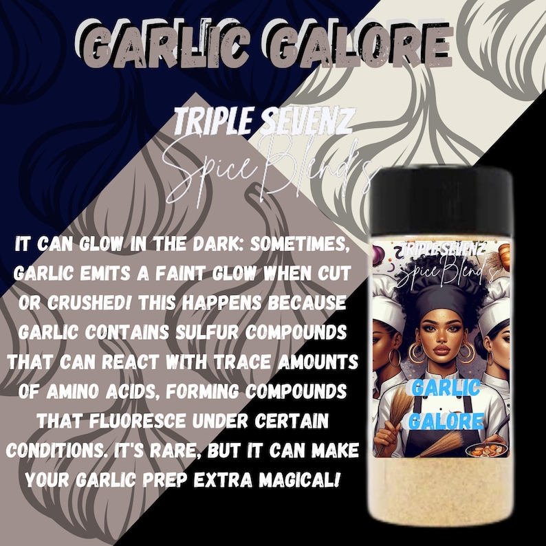 Puede incluir: Un frasco de vidrio con tapa negra lleno de una mezcla de especias de color marr&oacute;n claro. El frasco tiene una etiqueta que dice "Triple Sevenz Spice Blend" y "Garlic Galore". La etiqueta tambi&eacute;n presenta una ilustraci&oacute;n de dibujos animados de tres mujeres con gorros de chef y sosteniendo ajo.