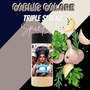 Puede incluir: Un frasco de vidrio de condimento con sabor a ajo con una tapa negra. La etiqueta presenta una ilustraci&oacute;n colorida de tres mujeres con gorros de chef y el texto "Triple Sevenz Spice Blend" y "Garlic Galore".