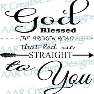 Può includere: Progettazione tipografica in bianco e nero con il testo "God Blessed The Broken Road That Led Me Straight To You". Una freccia con una piuma punta a destra.