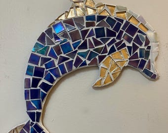 Schillerndes Glasmalerei-Delfin-Mosaik: Tropische Wandkunst