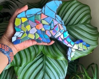 Schillerndes Glasmalerei-Delfin-Mosaik: Wandkunst zum Thema Ozean