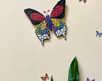 Mosaik Schmetterling Wanddekor: Bunte Fliesenkunst mit Silber & Gold