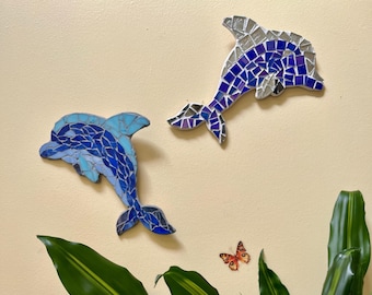 Schillerndes Glasmalerei-Delfin-Mosaik - handgemachter Wanddekor