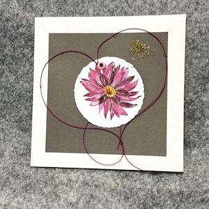 Handgemaakte kaart met paarse bloem, hart en gouden glitters, uniek, verjaardag, bruiloft, designkaart, 14,5 cm x 14,5 cm - incl. envelop