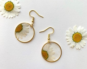 Handmade Pressed Dried Daisy Flower Dangle Drop Earrings Gold - Flower Earrings- Daisy Earrings- Floral Earrings- Cute Earrings- Real Flower