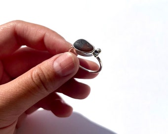 Anello in vetro marino della Cornovaglia marrone fatto a mano in argento sterling taglia N - Anello granulato di schiuma marina - Gioielli oceanici - Regalo fatto a mano - Gioiello in vetro marino