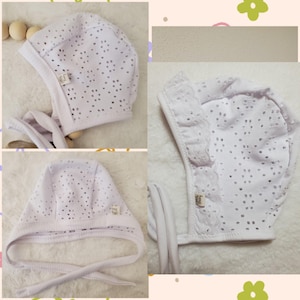 Touca sueca - Tecido branco com ilhós - Boné de aviador para bebê - Chapéu com laços ou botões de pressão - Chapéu para aparelho auditivo - Tamanho 38-50 cm/0-24 meses - Acabamento em malha canelada - Babado opcional