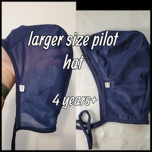 Puede incluir: Un gorro de piloto de malla azul marino de tamaño más grande para niños de 4 años en adelante. El gorro tiene un lazo en la parte posterior y está hecho de tela de malla transpirable.
