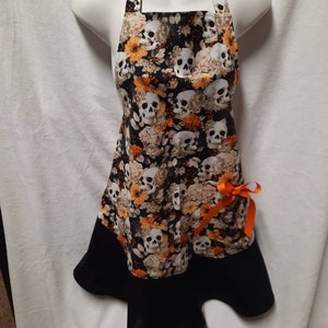 Adult Apron, Skull Apron,  Halloween Apron, Kitchen  Apron, Vintage Kitchen, Apron, Halloween decor, Trick or Treat