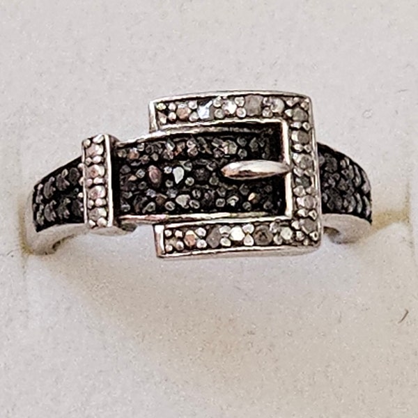 R118 Sterling Silber Gürtelschnalle Ring mit schwarzen und klaren Diamanten - Größe 8 - Vintage