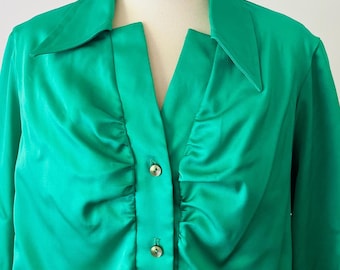Blusa vintage de los años 70, de satén verde esmeralda, manga larga, poliéster / Diseño Bon-Ton Fashion Melbourne. Camisa fruncida con cuello tipo daga.