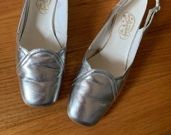 1980s Vintage Silver Lurex Shoes / 1960s Style Silver Metallic Vinyl Heeled Pumps Shoes / Mod Silver 60s Styled Socialites Pumps