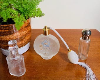 Frascos de perfume de cristal antiguos franceses de 1910, frascos de perfume retro de los años 50, frascos de perfume de cristal esmerilado con atomizador floral vintage de los años 70