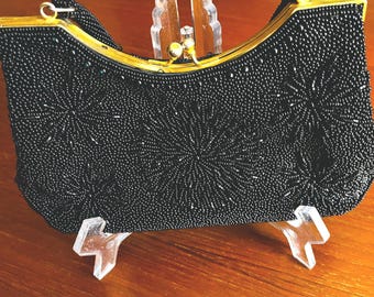 Impresionante bolso antiguo con cuentas de cristal negro y cierre de beso de metal en tono dorado.
