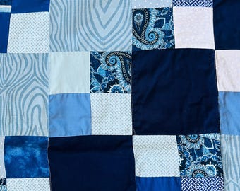 Manta de patchwork azul bebé / Hecha a mano con telas vintage Manta de patchwork de doble cara para niños pequeños / Telas de algodón sostenibles recicladas