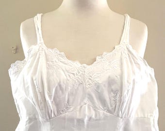 Camisón vintage de algodón grueso blanco con encaje bordado, años 40, con botones / Lencería antigua rara