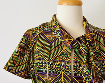 Vestido MCM geométrico hasta la rodilla, confeccionado en casa y a medida, de la década de 1970, con lazo y cinturón a juego. Vestido moderno retro de mediados de siglo