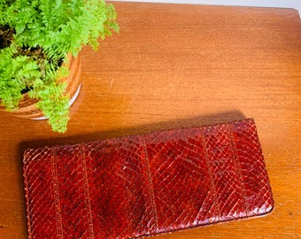 Clutch de piel de serpiente de los años 40: bolso vintage de cuero rojo y marrón
