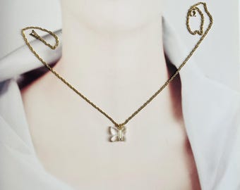 Collar colgante de mariposa de cristal facetado vintage, joyería firmada por Amway, cadena en tono dorado.