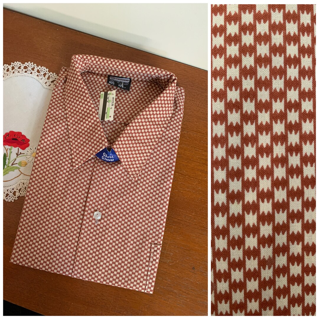 1970s Vintage NOS Short Sleeve Mens Rust Coloured Patterned Medding