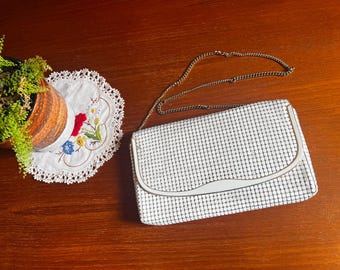 Bolso vintage grande de malla metálica Glomesh color marfil, años 70 y 80, de malla metálica esmaltada, bolso de hombro grande retro.