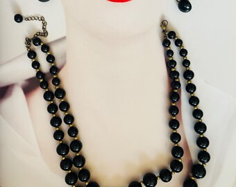 Conjunto de collar y pendientes vintage de cuentas de vidrio negro de los años 50
